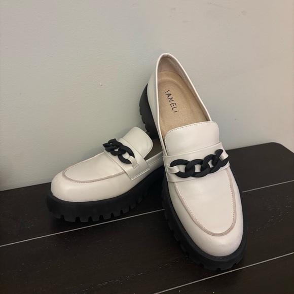 Vaneli Shoes - Vaneli Women's Zefiro White Leather Loafers with Black Chain Detail 8 Narrow